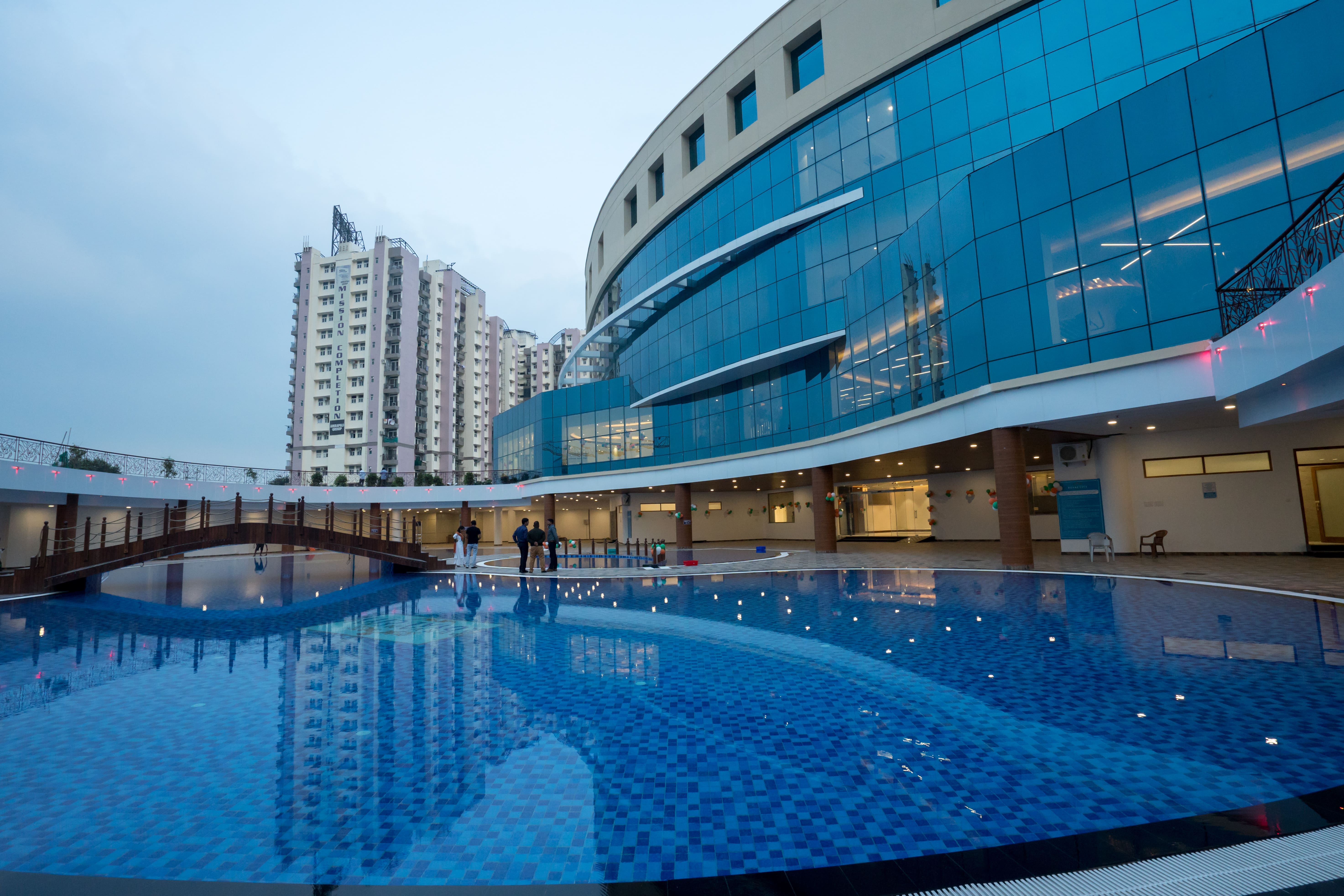 How are independent houses and villas different?